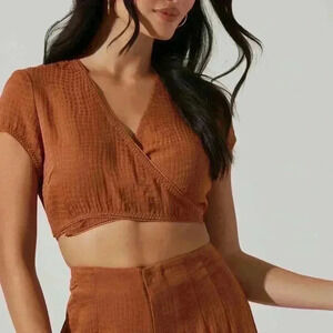 ASTR the Label Sayla Surplice V-neck Crop Top in Caramel size Small